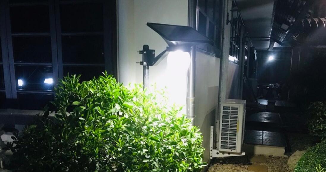 清潔太陽(yáng)能路燈的方法